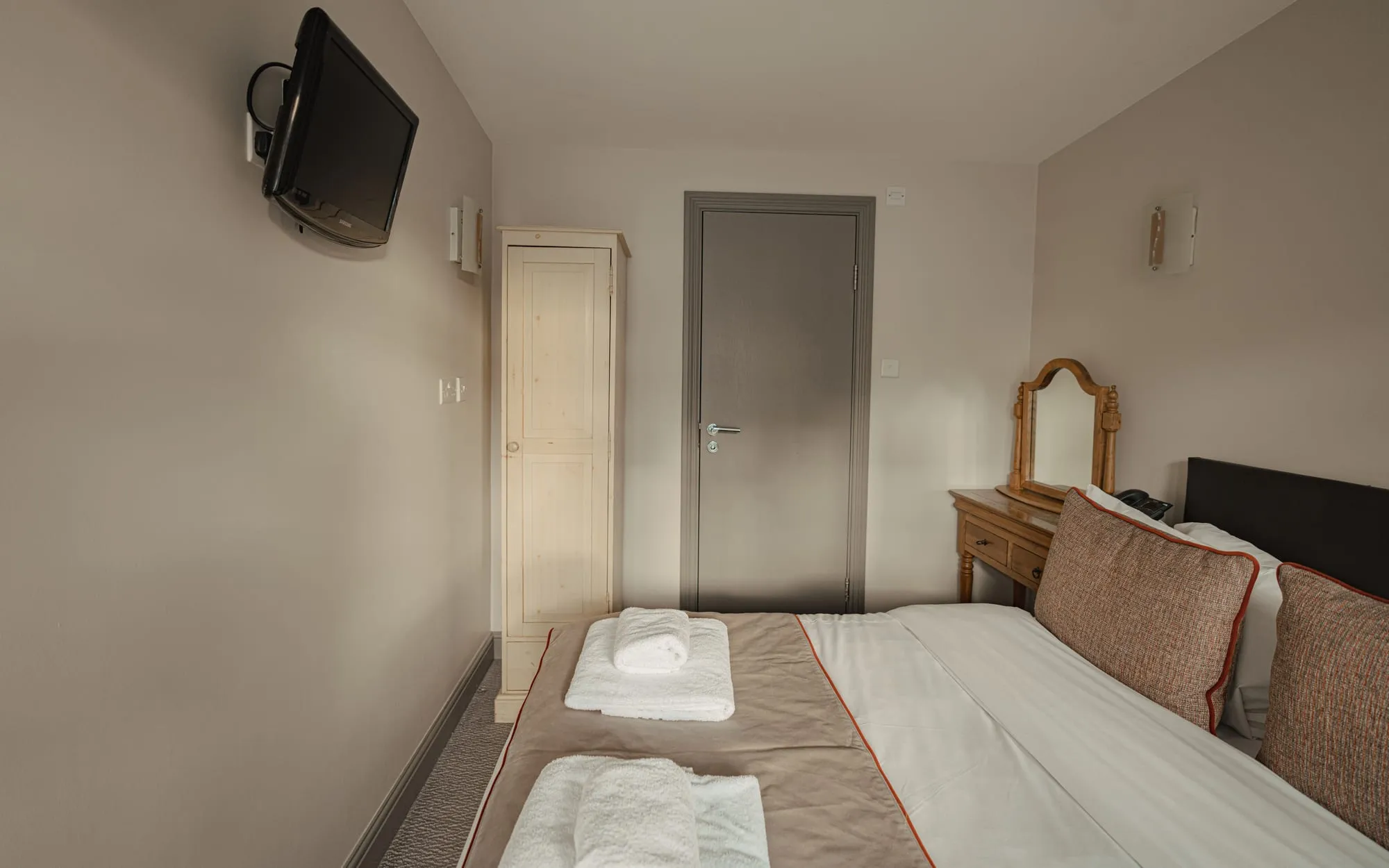 Lodge double room with dressing table, wardrobe and a made bed